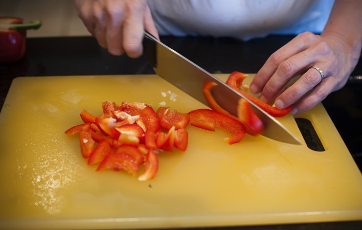 1. Этап. Cалат с макаронами Бантики: Нарежьте перец на тонкие полоски затем измельчите их на мелкие кусочки.