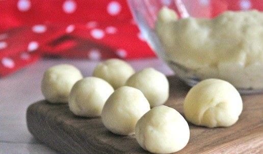 1. Этап. Булочки для бургеров: Разделить тесто на 20 кусков массой по 10 грамм, которым придать форму «шара», и 4 куска по 20 грамм.