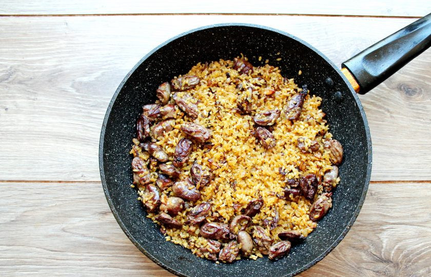 1. Этап. Булгур с куриными сердечками: Добавьте к куриным сердечкам булгур, перемешайте.