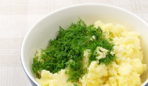 1. Этап. Картофельные биточки: Картофель остужаем и хорошо потолчем, чтобы масса была без комочков. Добавляем в получившееся пюре яйцо, нарезанный укроп и муку. Хорошо перемешиваем до получения однородной массы.