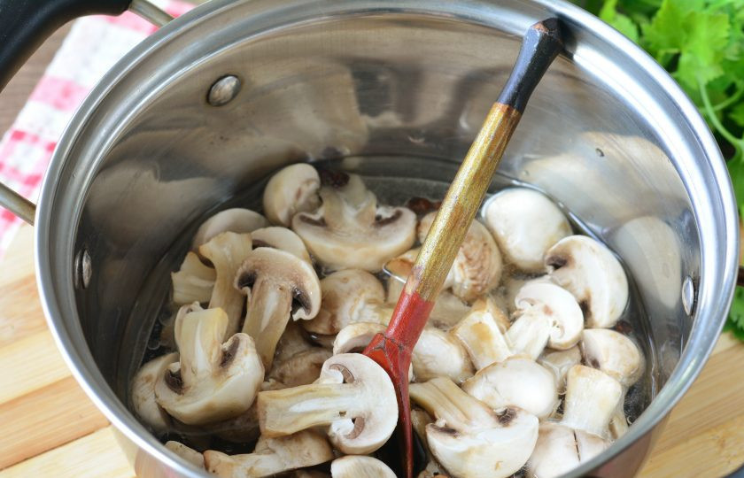 1. Этап. Маринованные грибы с морковью: Всыпьте грибы в кипящий маринад.