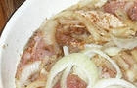 1. Этап. Шашлык по-осетински: Мясо сложить в кастрюлю, добавить лук, уксус с водой, специи, соль и мариновать не менее 4-х часов.
