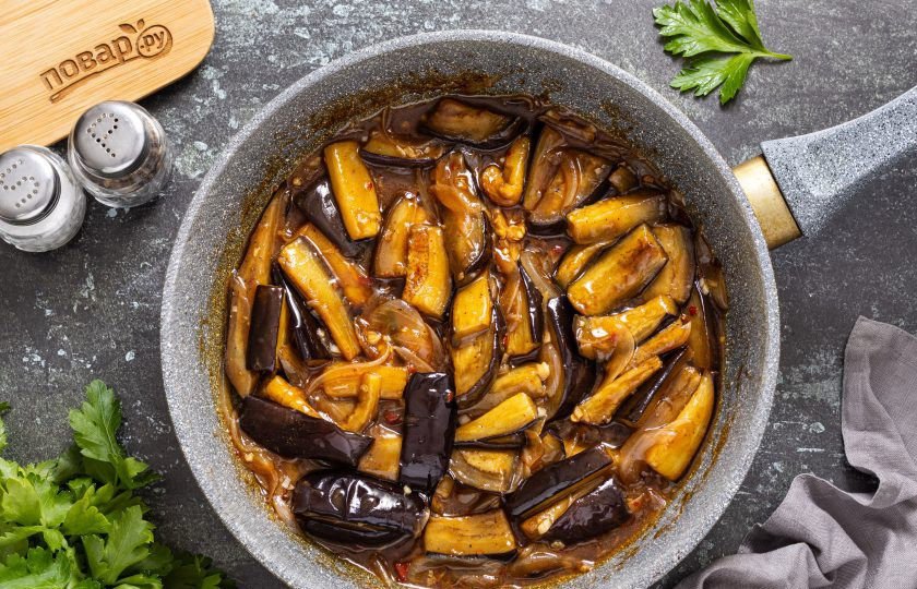 1. Этап. Баклажаны по-сычуаньски: Добавьте обжаренные баклажаны. Аккуратно все перемешайте. Готовьте несколько минут, пока соус не загустеет и не впитается в баклажаны.