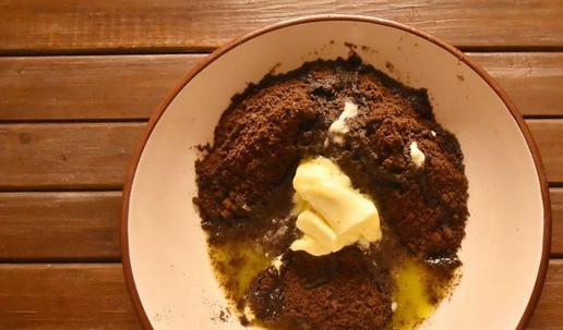 1. Этап. Чизкейк с шоколадным печеньем: Шоколадную крошку соединяю с мягким сливочным маслом и перемешиваю что бы получилась пластичная масса. Для измельчения можно воспользоваться блендером.