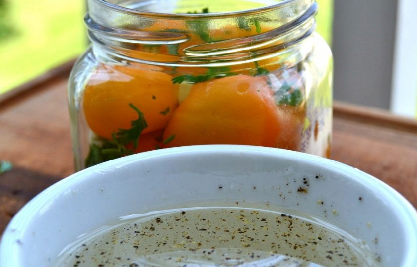 1. Этап. Быстрые маринованные томаты: 6. Влейте в миску к специям теплую воду и перемешайте.