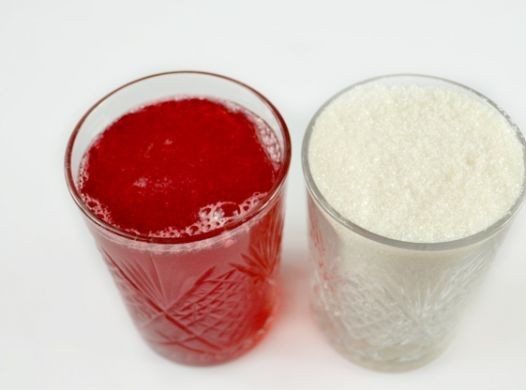 1. Этап. Конфитюр из смородины: Теперь насыпаем столько стаканов сахара, сколько получилось стаканов ягодного сока, пропорция 1:1.