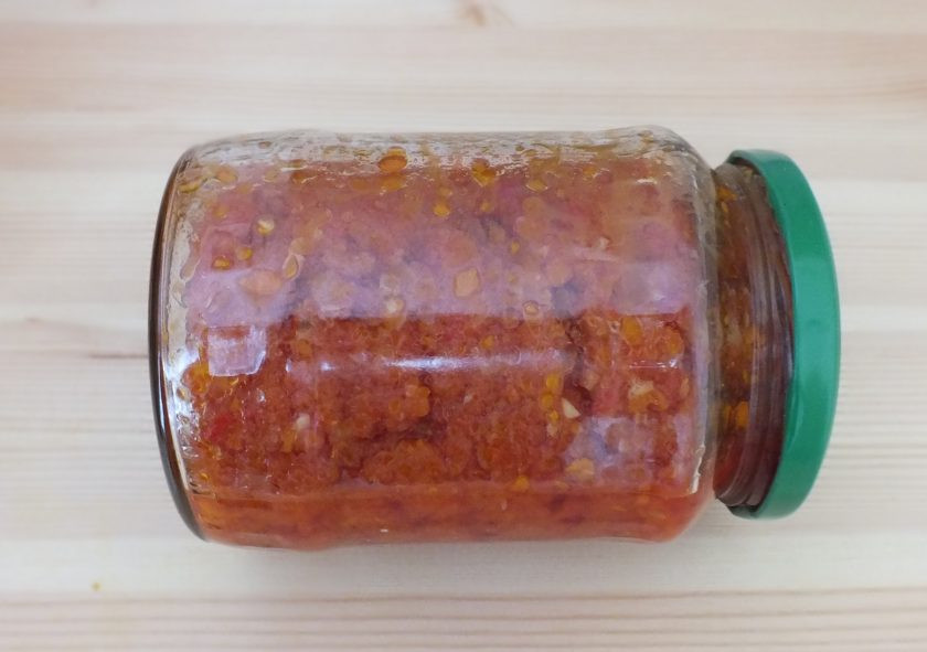 1. Этап. Аппетитка: Разложите заготовку по чистым стерилизованным банкам, герметично закройте, переверните на бок или на крышку, укутайте и оставьте остывать в таком виде.