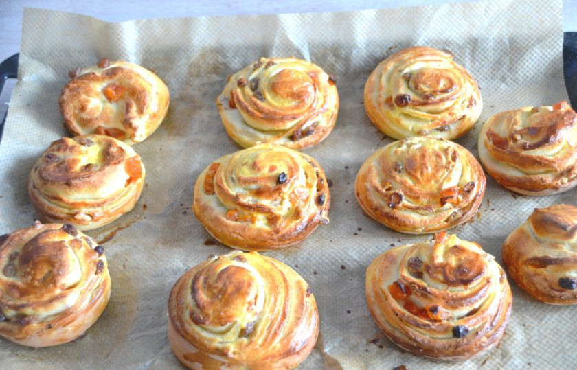 1. Этап. Канадские булочки: Выпекайте булочки при температуре 180 градусов 20-25 минут. Готовые булочки охладите до комнатной температуры перед нанесением шоколадной глазури.