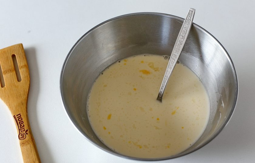 1. Этап. Молочный суп по-могилевски: Добавьте воду, картофельный крахмал и все хорошо перемешайте.