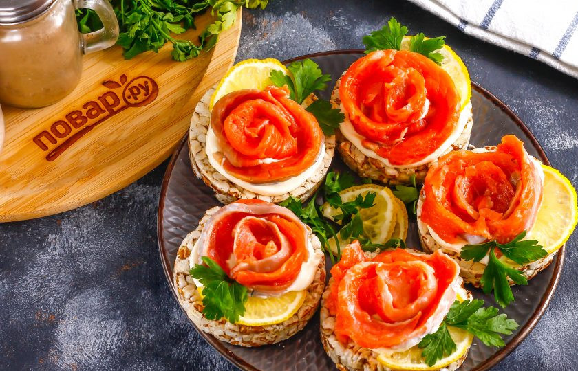 1. Этап. Бутерброды к шампанскому: Украсьте блюдо листочками свежей петрушки или укропа.