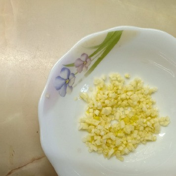 1. Этап. Подлива мясная: Чеснок мелко порубить.