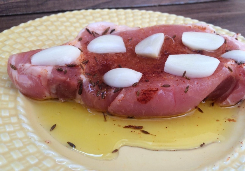 1. Этап. Стейк из свиной корейки: 4. Сверху выкладываем нарезанный чеснок, даем постоять еще 10 минут.