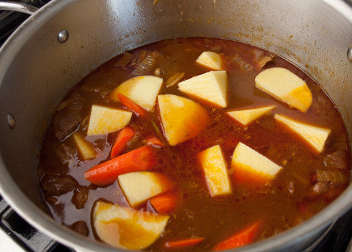 1. Этап. Мясное рагу с картошкой: 7. За это время можно подготовить картофель и морковь. Их необходимо вымыть, очистить и нарезать. Добавить к мясу и готовить еще около 30 минут, пока овощи не станут мягкими.