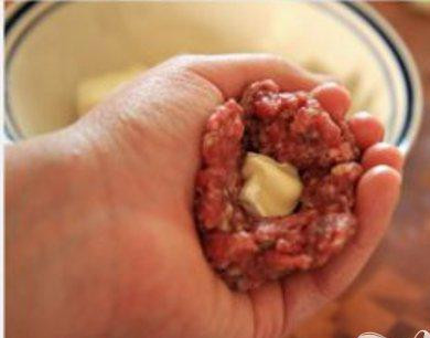 1. Этап. Гамбургеры с фрикадельками и сыром бри: 1. Нарезать луковицу кубиками, отложить в сторону 1/4 стакана. Нарезать грибы. Свежий розмарин измельчить. Смешать говядину, 1/4 стакана репчатого лука, яйцо, 3 чайные ложки красного вина, тимьян, розмарин, соль и перец в миске. Сформировать тонкую лепешку размером примерно с ладонь, поместить кусочек сыра бри в центре и скатать в шар. Таким образом сформировать 12 фрикаделек.