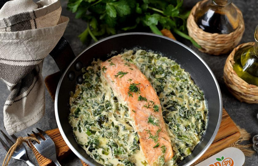 1. Этап. Семга со шпинатом в сливочном соусе: Готовую семгу со шпинатом в сливочном соусе можно подавать как самостоятельное блюдо со свежим хлебом, которым вкусно макать в сливочный соус. Или же приготовьте картофельное пюре, рис или макароны и подавайте вместе с гарниром. Приятного аппетита!