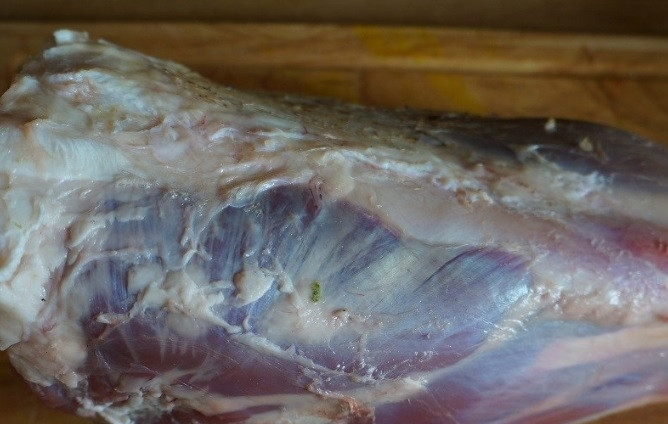 1. Этап. Голяшка говяжья в духовке: Мясо почистите, промойте и обсушите.