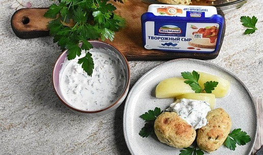 1. Этап. Котлеты рыбно-яичные: 6. Подавайте котлеты горячими, с отварной картошкой и соусом.