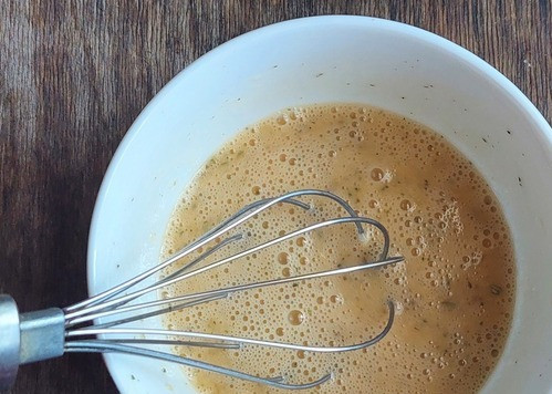 1. Этап. Тортилья с яйцами, сыром и помидорами: Взбить венчиком.