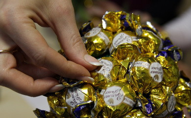 1. Этап. Ананас из конфет: 9. Использовать можно абсолютно любые конфеты в желтых обертках.