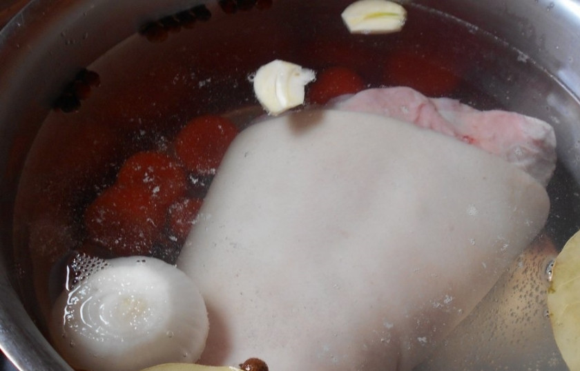 1. Этап. Свиная ножка по-баварски: 3. Помещаем свиную ногу в воду, добавляем к ней морковь, лук, чеснок, перец и лавровый лист, варим ее около двух часов.