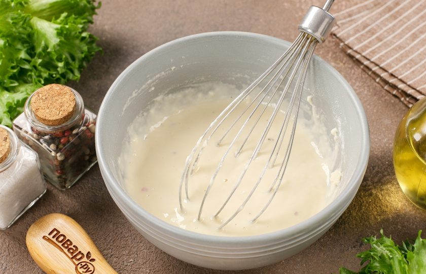 1. Этап. Крабовые палочки в пивном кляре: Перемешайте всё ещё раз до однородного состояния.