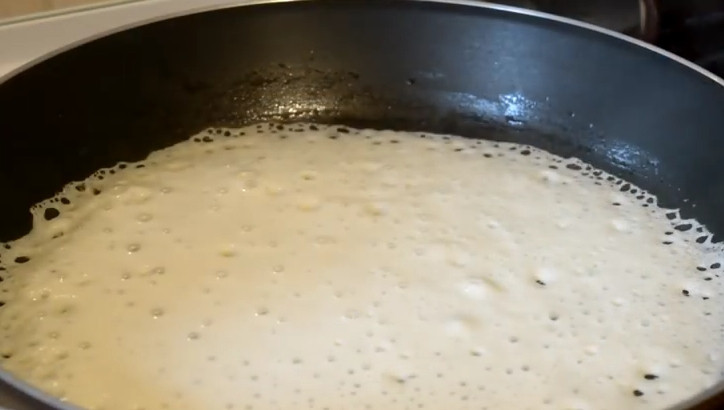 1. Этап. Ажурные блинчики на дрожжах: 4. Хорошо разогрейте сковороду, смажьте каплей растительного масла, налейте тонким слоем тесто и жарьте блинчики.