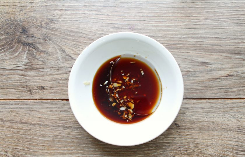 1. Этап. Форель в медово-соевом соусе: Чеснок почистите и мелко порежьте. Добавьте в соус с медом чеснок и растительное масло, перемешайте.