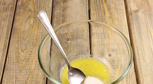 1. Этап. Творожные сырки в домашних условиях: Растопите масло для творожной начинки. Смешайте его с обычным и ванильным сахаром.