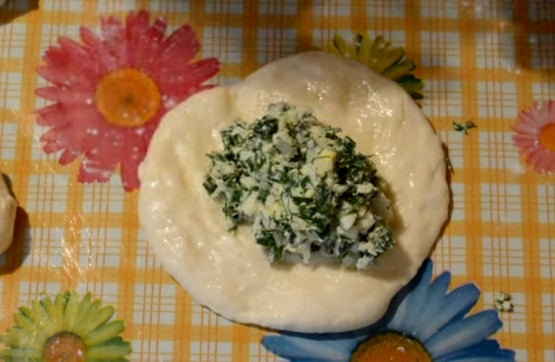 1. Этап. Жареные пирожки с яйцом, луком и зеленью: 6. Когда тесто поднялось, смочите руки подсолнечным маслом и выдавите из теста шарики. Пальцами приплюсните, заложите начинку и сформируйте пирожки.