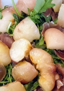 1. Этап. Салат с персиком и прошутто: Сочные зажаренные персики добавить к рукколе и прошутто.