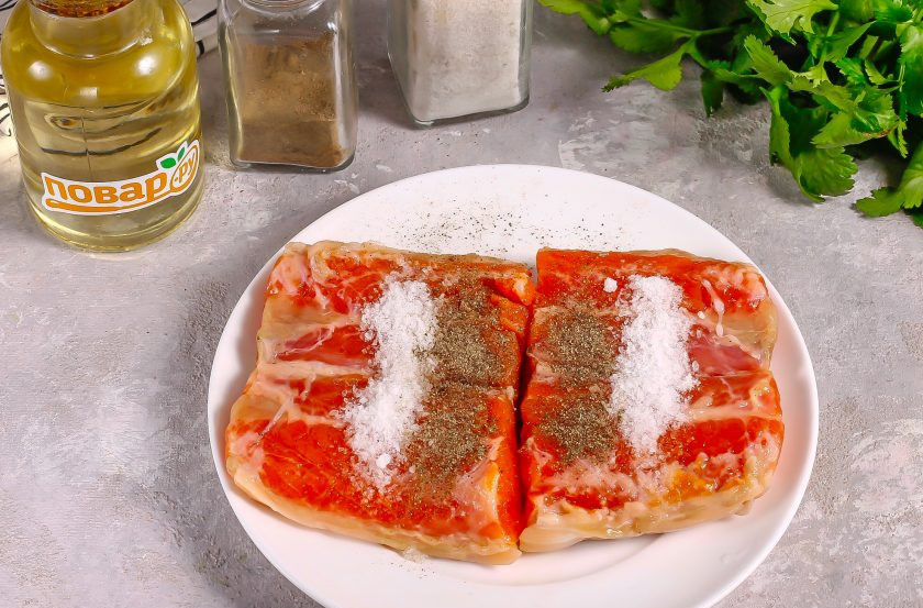 1. Этап. Гравлакс со свеклой: Выложите кусочки рыбы на тарелку или досочку. Всыпьте соль и молотый черный перец. Многие добавляют и сахар, но это сугубо по вашему вкусу!