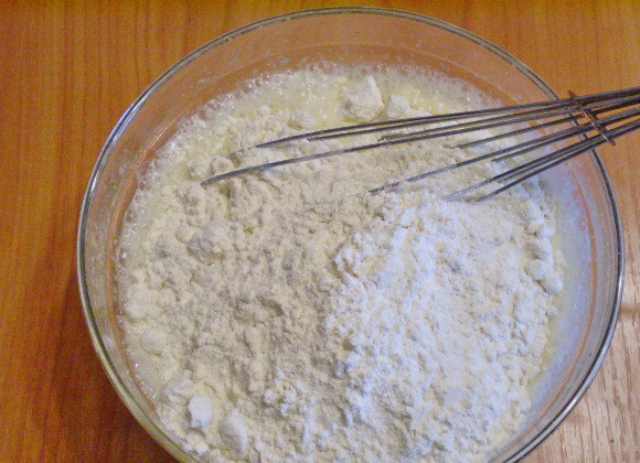 1. Этап. Клубничный пирог на кефире: 4. Вводим просеянную муку, соду, гашеную уксусом.