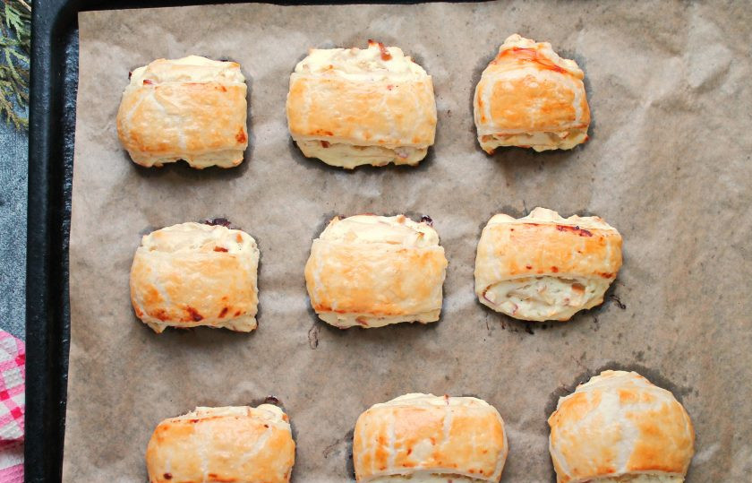 1. Этап. Булочки из слоеного теста с творогом и яблоком: Противень с булочками поставьте в горячую духовку и выпекайте при температуре 180 градусов в течение 30-40 минут, до готовности. Спустя время достаньте противень, остудите булочки и подавайте их к столу.