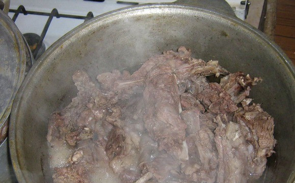 1. Этап. Шурпа из кабана: Срежьте куски жира, растопите их. Обжарьте на жиру ребрышки.