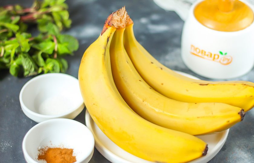 1. Этап. Домашняя банановая карамель с корицей: Подготовьте указанные ингредиенты. Бананы лучше всего использовать мягкие, чуть переспевшие.