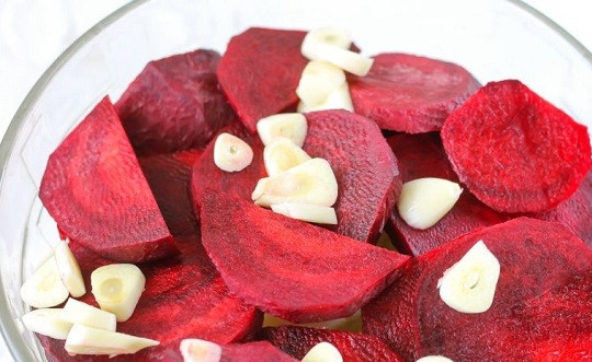 1. Этап. Пелюстка: 4. Перекладывайте слоями в удобной емкости капусту, свеклу, чеснок и зелень.