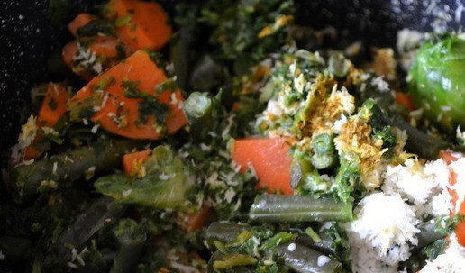 1. Этап. Соте из овощей, карри и кокоса: В кастрюлю выложить овощи, влить молоко, всыпать карри и кокосовую стружку. Довести овощи до кипения, закрыть кастрюлю крышкой и тушить на слабом огне 5 минут.