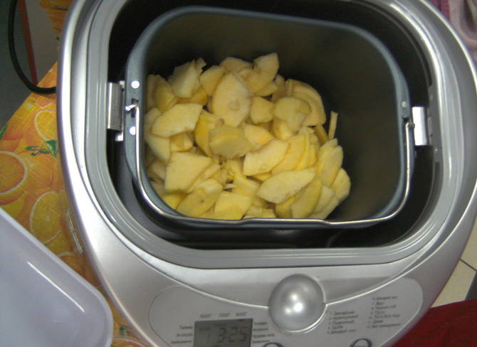 1. Этап. Варенье из яблок в хлебопечке: Переложите дольки в хлебопечку.