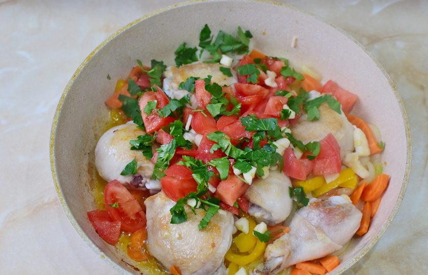 1. Этап. Цыпленок по-охотничьи: Следом выложите помидоры, чеснок и зелень. Добавьте розмарин. Можно взять сушеный или свежий.