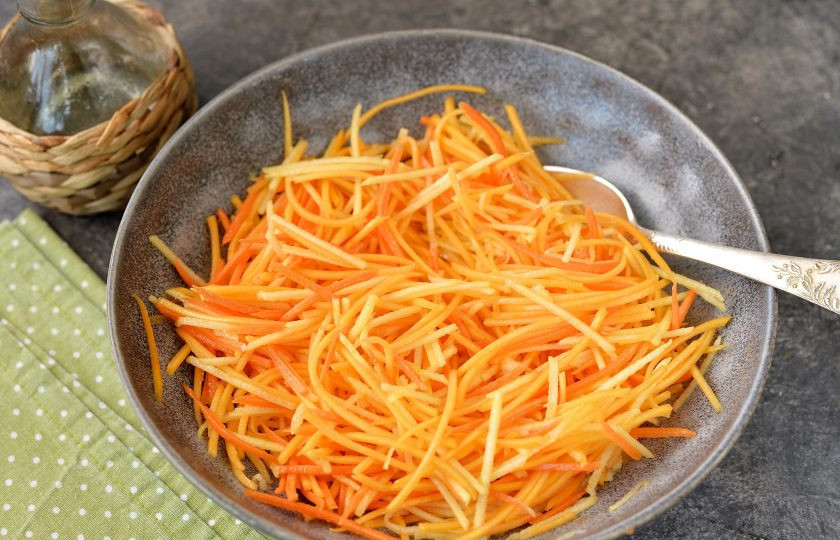 1. Этап. Салат из тыквы для похудения: Влейте ложку оливкового масла первого отжима и перемешайте салат. Также салат можно заправить натуральным нежирным йогуртом.