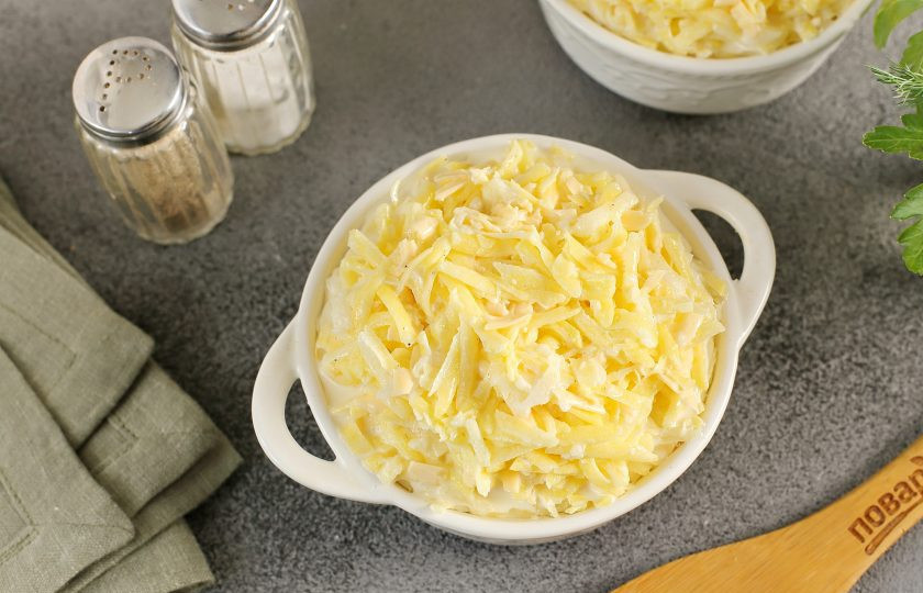 1. Этап. Картофель Романофф: В смазанные маслом формы выложите картофель горками (не приминая и не разравнивая, масса осядет сама в процессе запекания). Запекайте в духовке при температуре 180-200 градусов около 40-50 минут. Ориентируйтесь по мягкости картофеля.