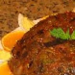 1. Этап. Капоната: При подаче в холодном виде, за час до подачи, достаньте блюдо из холодильника. Переверните ёмкость с капоната на тарелку большего размера и украсьте варёными яйцами, апельсином и базиликом.