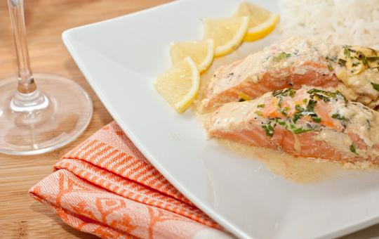 1. Этап. Лосось в сливочном соусе: Двадцати минут будет достаточно, чтобы соус загустел, а рыбка стала нежной и мягкой. Приятного аппетита!