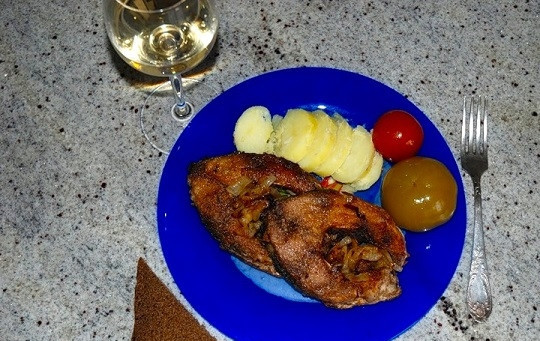 1. Этап. Сазан жареный с луком: 6. Вот и все, осталось выложить на тарелку жареный лук, а сверху - рыбку. Блюдо к подаче готово. Приятного аппетита!