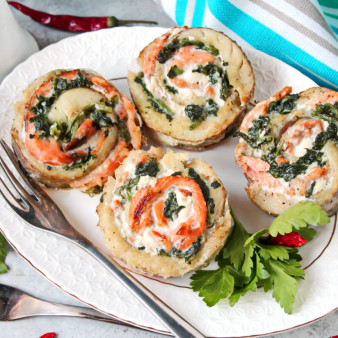 Розочки из красной и белой рыбы со шпинатом