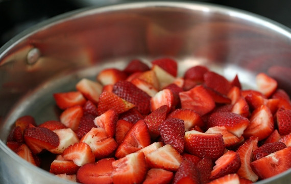 1. Этап. Джем без сахара: 3. Выложите их в сотейник или кастрюлю и поставьте на огонь.