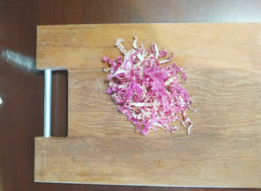 1. Этап. Паста с гранатом: Поставьте воду для варки макарон на огонь и займитесь салатом. Листья промойте, обсушите и нашинкуйте тоненькой соломкой.