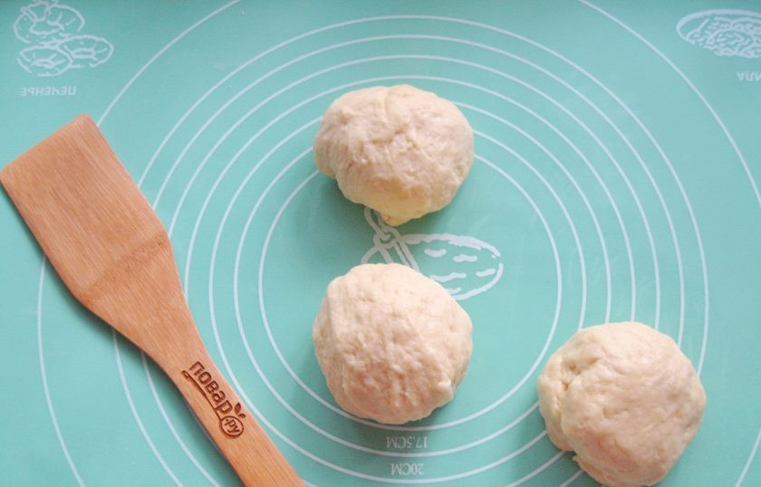 1. Этап. Пирожки Минутка из чудо-теста: Тесто разделите на три части.