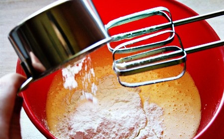 1. Этап. Тортик с клубникой: 8. Всыпьте просеянную муку.