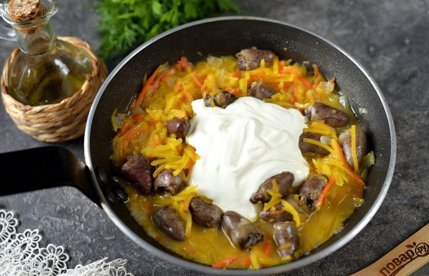 1. Этап. Куриные сердечки тушеные с тыквой в сметанном соусе: Выложите в сковороду жирную сметану, доведите до кипения.